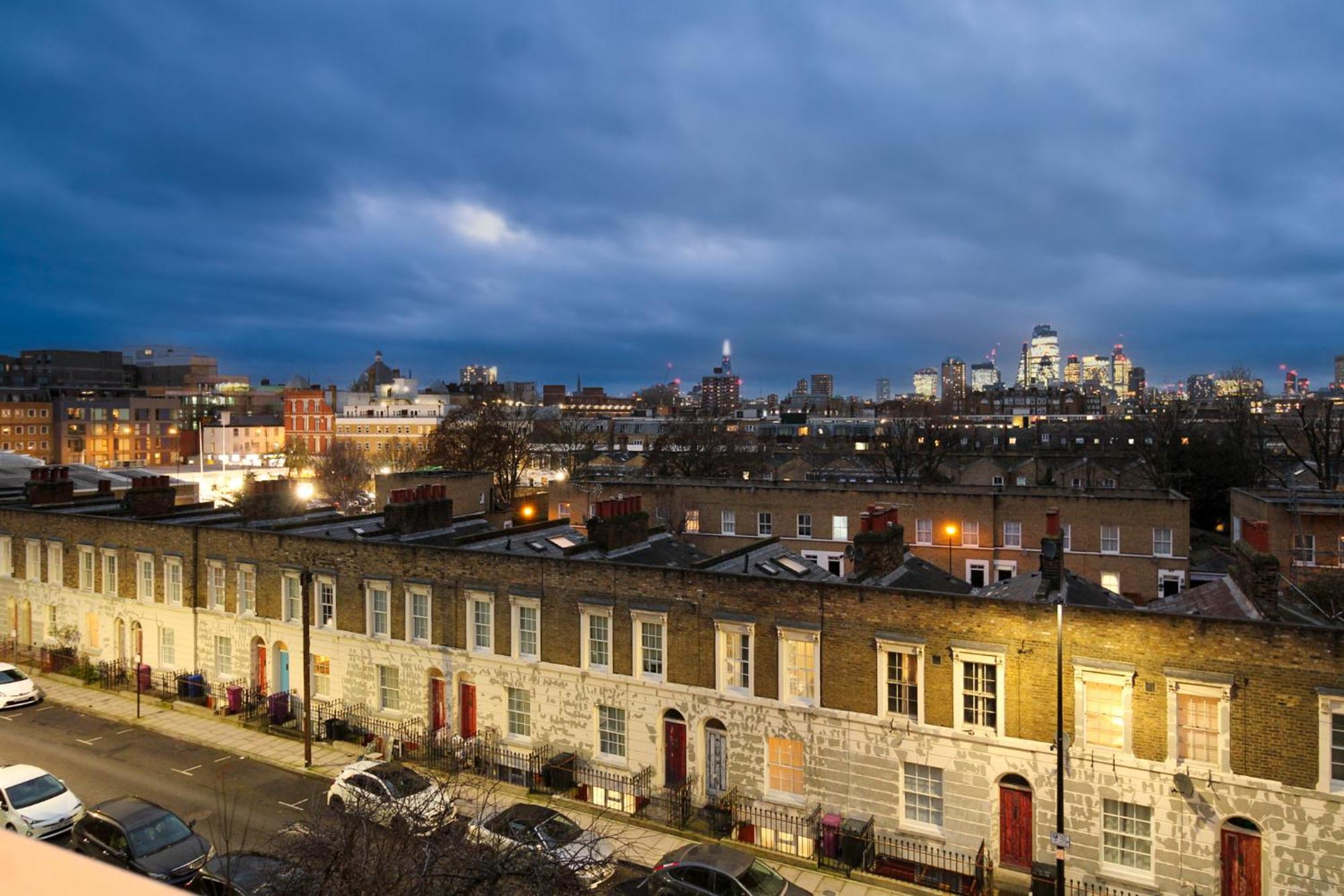 Sleeps 5 - King Bed 2 Bathrooms - Limehouse Station London Exterior photo